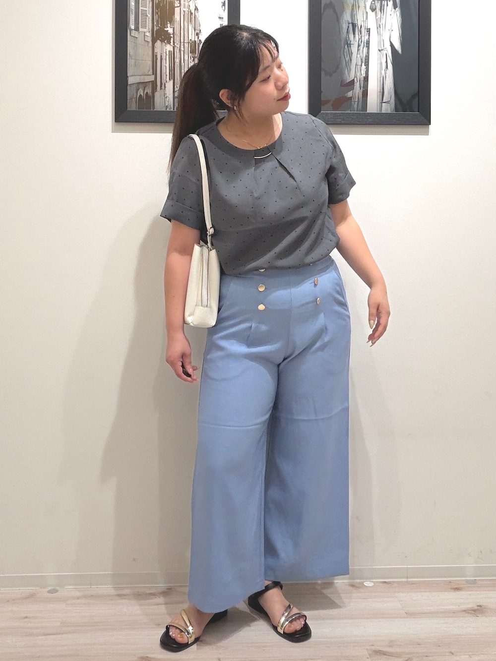 グレー系のシャツ/ブラウス、ブルー系のその他パンツ、ホワイト系のショルダーバッグを着用したレディースの夏コーディネートの2枚目の写真