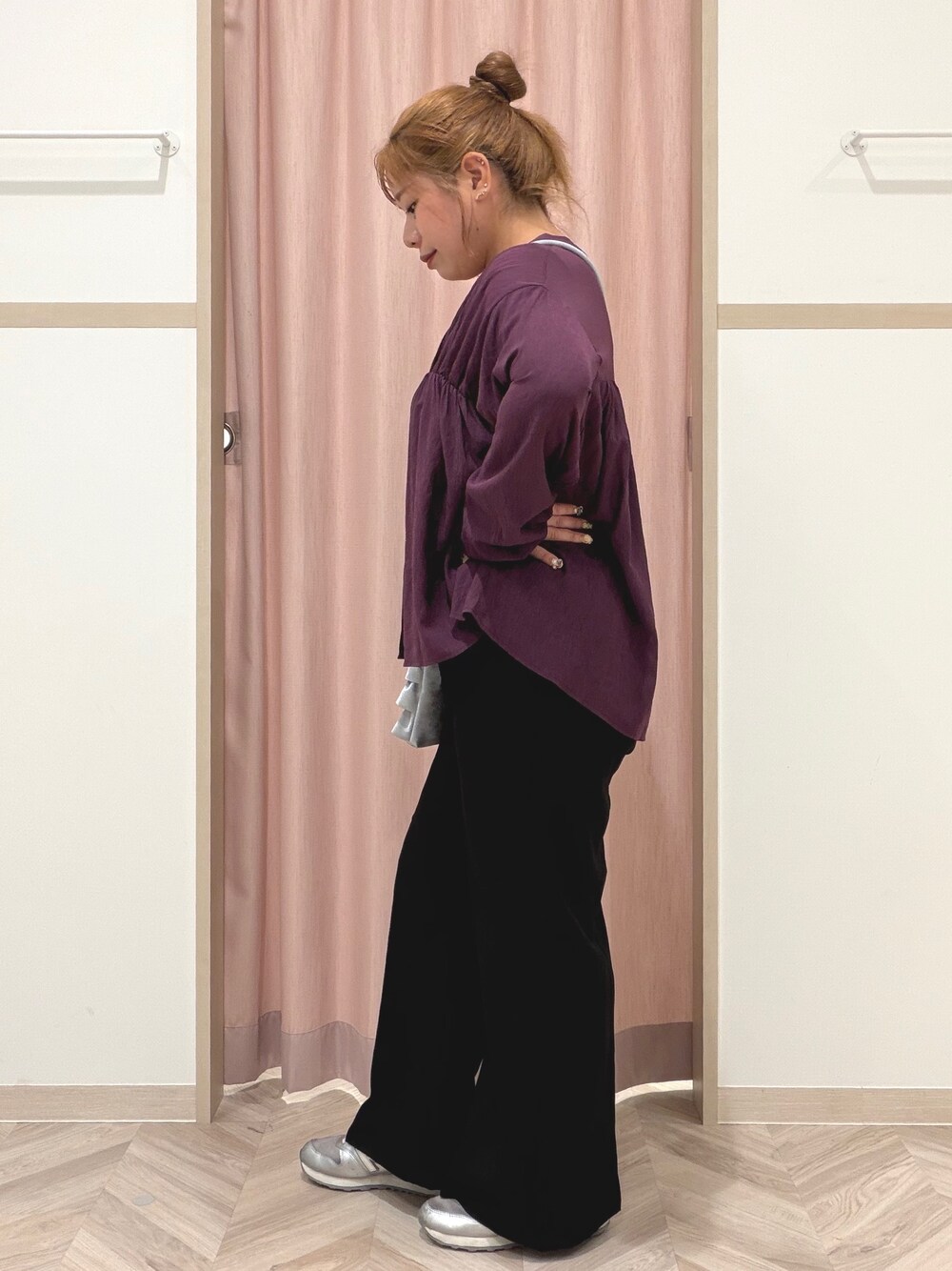 ブラック系のその他パンツ、シルバー系のショルダーバッグを着用したレディースの秋コーディネートの5枚目の写真