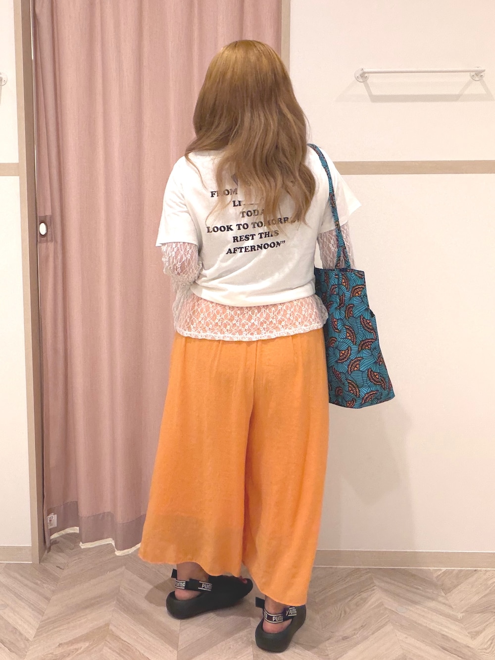 ホワイト系のTシャツ/カットソー、ホワイト系のTシャツ/カットソー、オレンジ系のその他パンツを着用したレディースの夏コーディネートの5枚目の写真