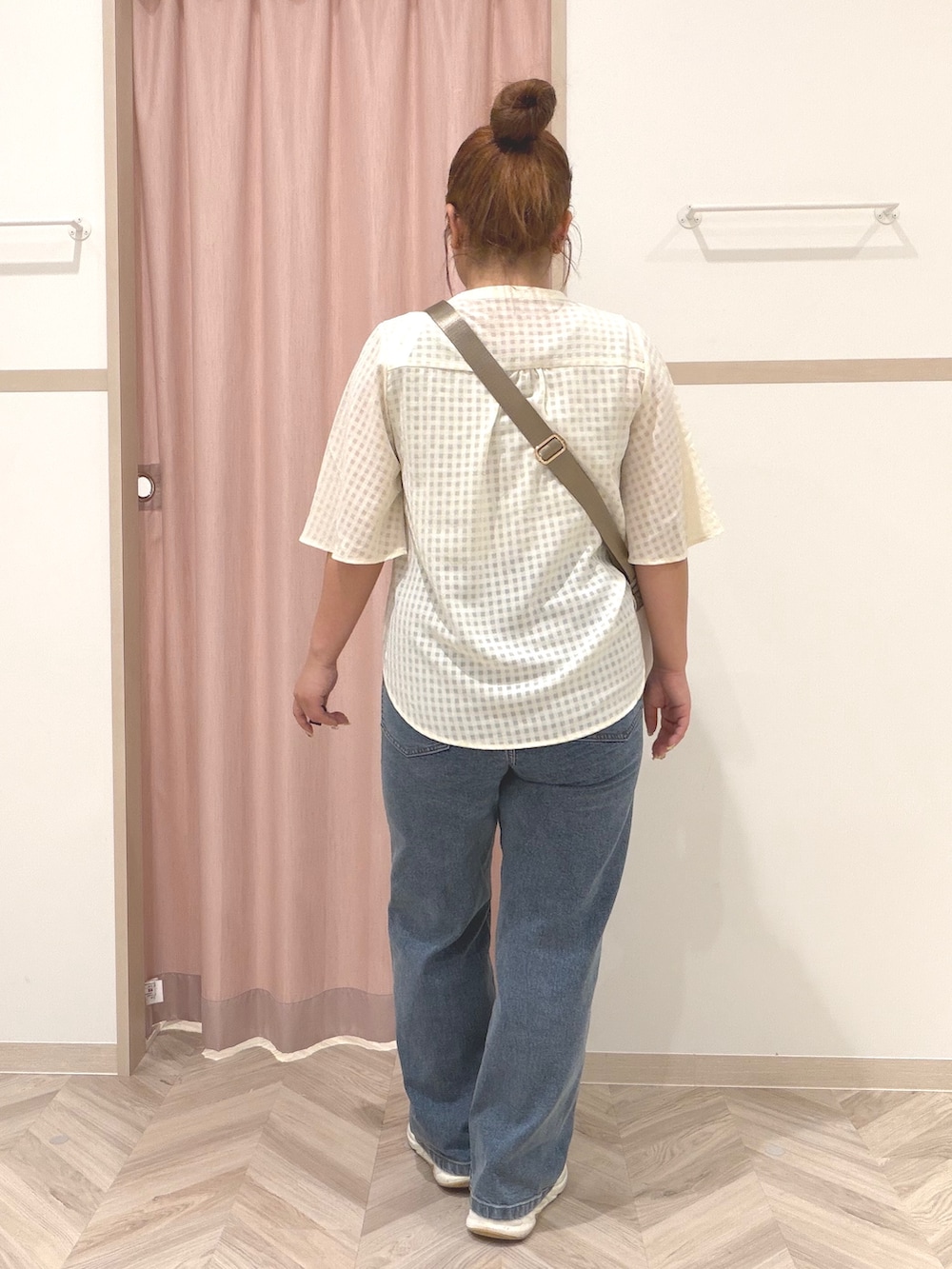 ゴールド系のタンクトップ、ホワイト系のシャツ/ブラウス、ブルー系のデニムパンツを着用したレディースの夏コーディネートの6枚目の写真