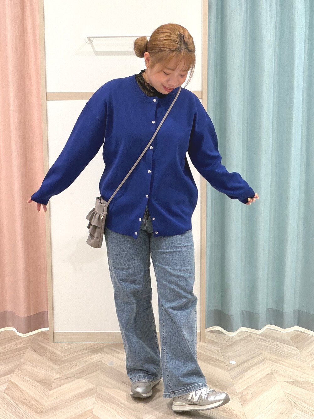 ブラック系のTシャツ/カットソー、ブルー系のカーディガン/ボレロ、ブルー系のデニムパンツを着用したレディースの秋コーディネートの2枚目の写真