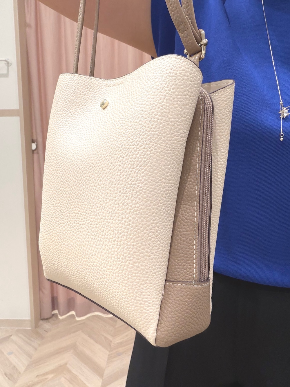 ブルー系のニット/セーター、ブラック系のその他パンツ、ブラック系のサンダルを着用したレディースの夏コーディネートの8枚目の写真