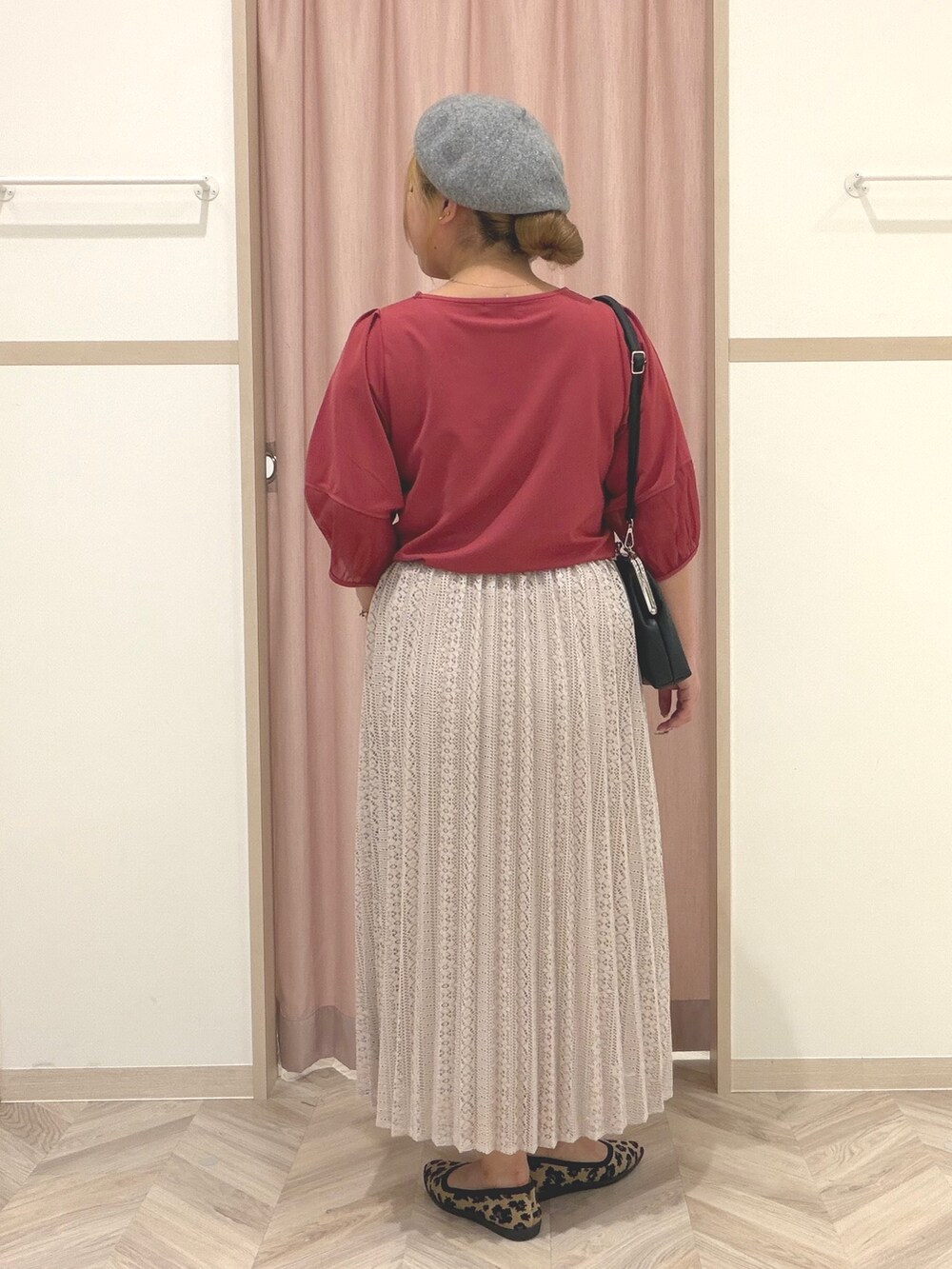 レッド系のTシャツ/カットソー、ベージュ系のスカート、ブラウン系のパンプスを着用したレディースの夏コーディネートの5枚目の写真