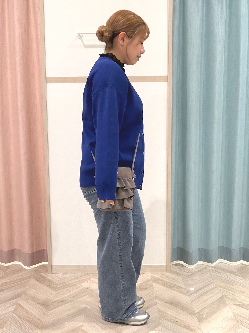 ブラック系のTシャツ/カットソー、ブルー系のカーディガン/ボレロ、ブルー系のデニムパンツを着用したレディースの秋コーディネートの4枚目の写真