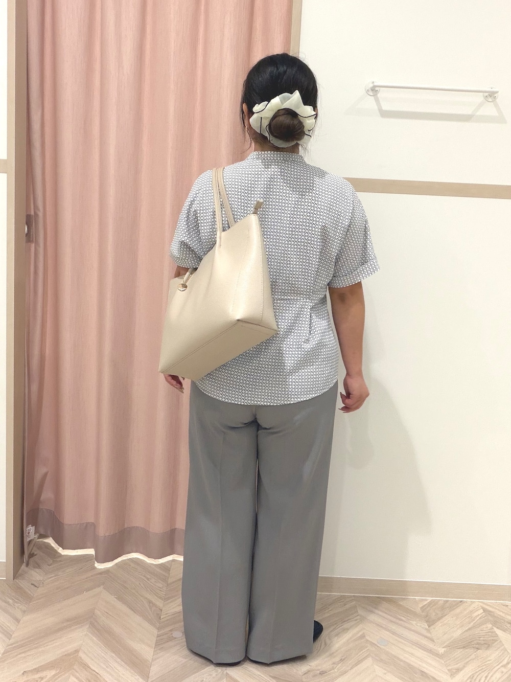 ホワイト系のシャツ/ブラウス、グレー系のその他パンツ、ブラック系のパンプスを着用したレディースの夏コーディネートの3枚目の写真