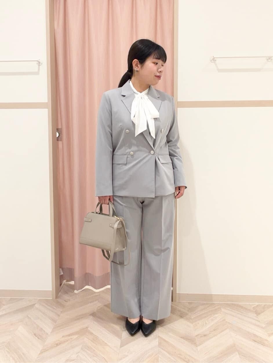 グレー系のテーラードジャケット、ホワイト系のシャツ/ブラウス、グレー系のその他パンツを着用したレディースの冬コーディネートの3枚目の写真