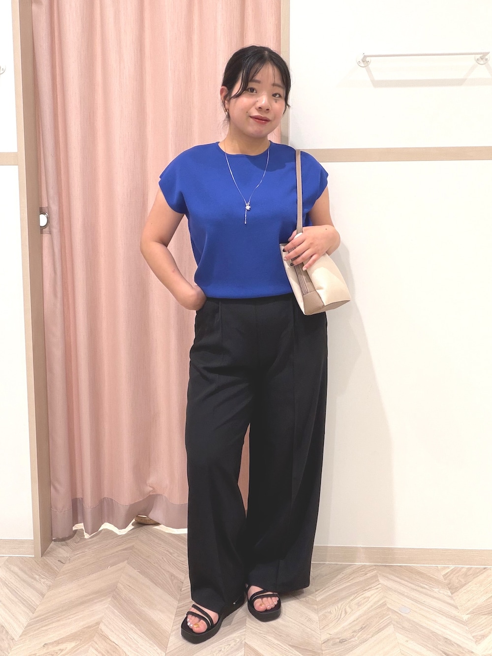 ブルー系のニット/セーター、ブラック系のその他パンツ、ブラック系のサンダルを着用したレディースの夏コーディネートの2枚目の写真