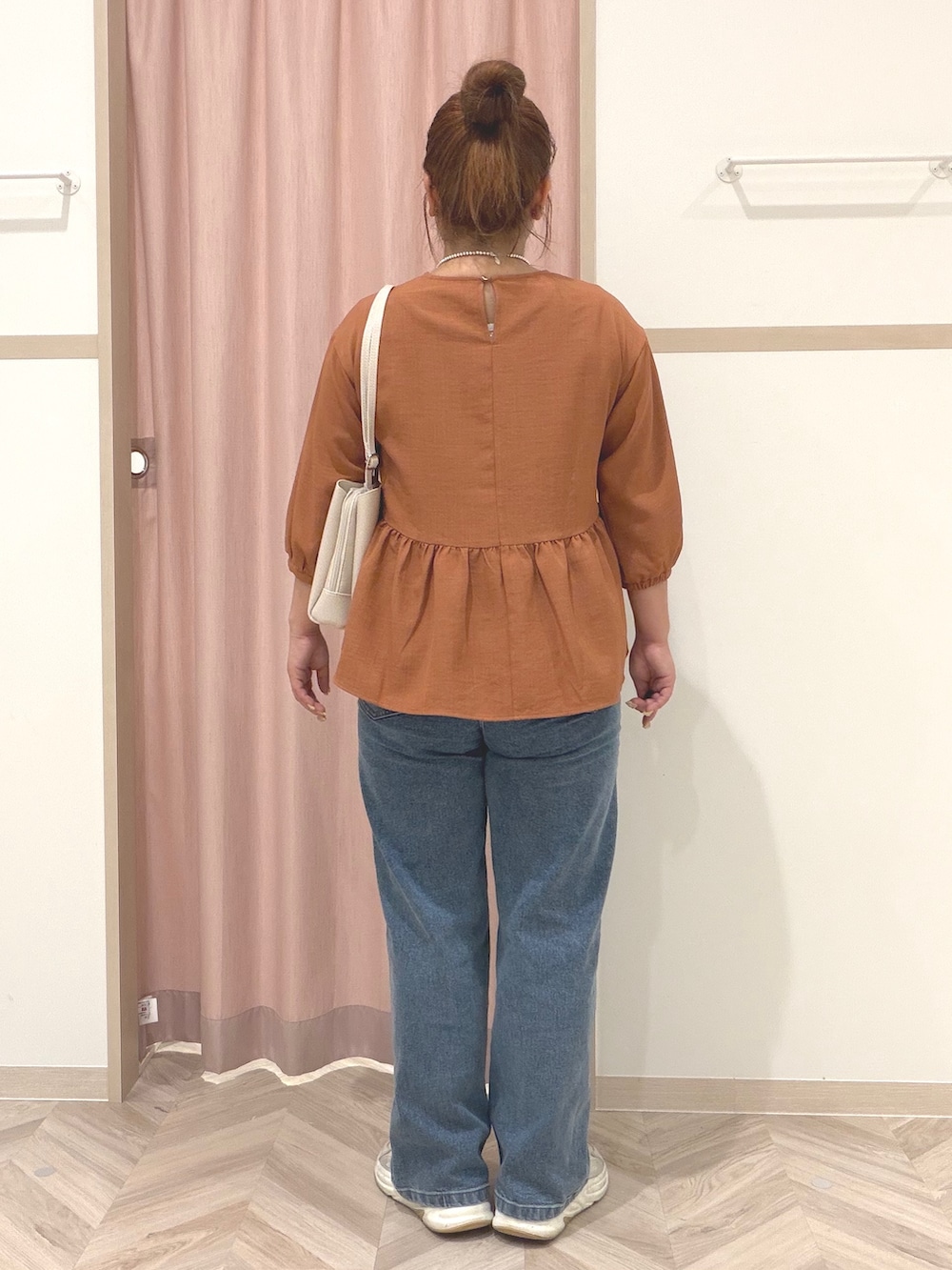 レッド系のシャツ/ブラウス、ブルー系のデニムパンツ、ベージュ系のショルダーバッグを着用したレディースの夏コーディネートの5枚目の写真