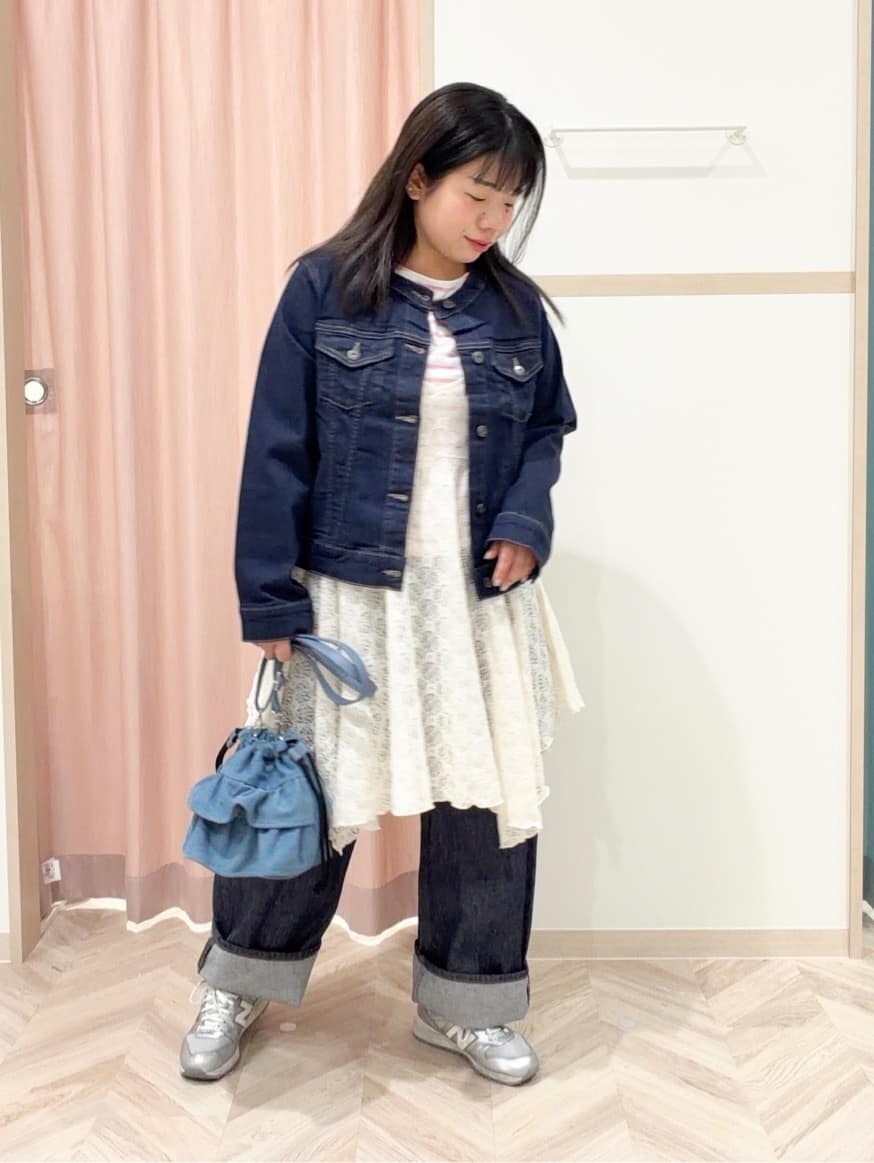 ブルー系のデニムジャケット、ピンク系のTシャツ/カットソー、ホワイト系のチュニックを着用したレディースの冬コーディネートの2枚目の写真