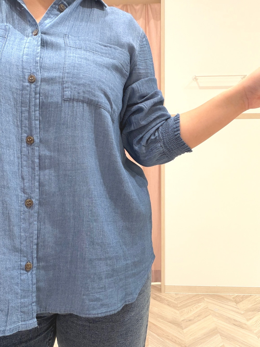 ゴールド系のタンクトップ、ブルー系のシャツ/ブラウス、ブルー系のデニムパンツを着用したレディースの夏コーディネートの9枚目の写真