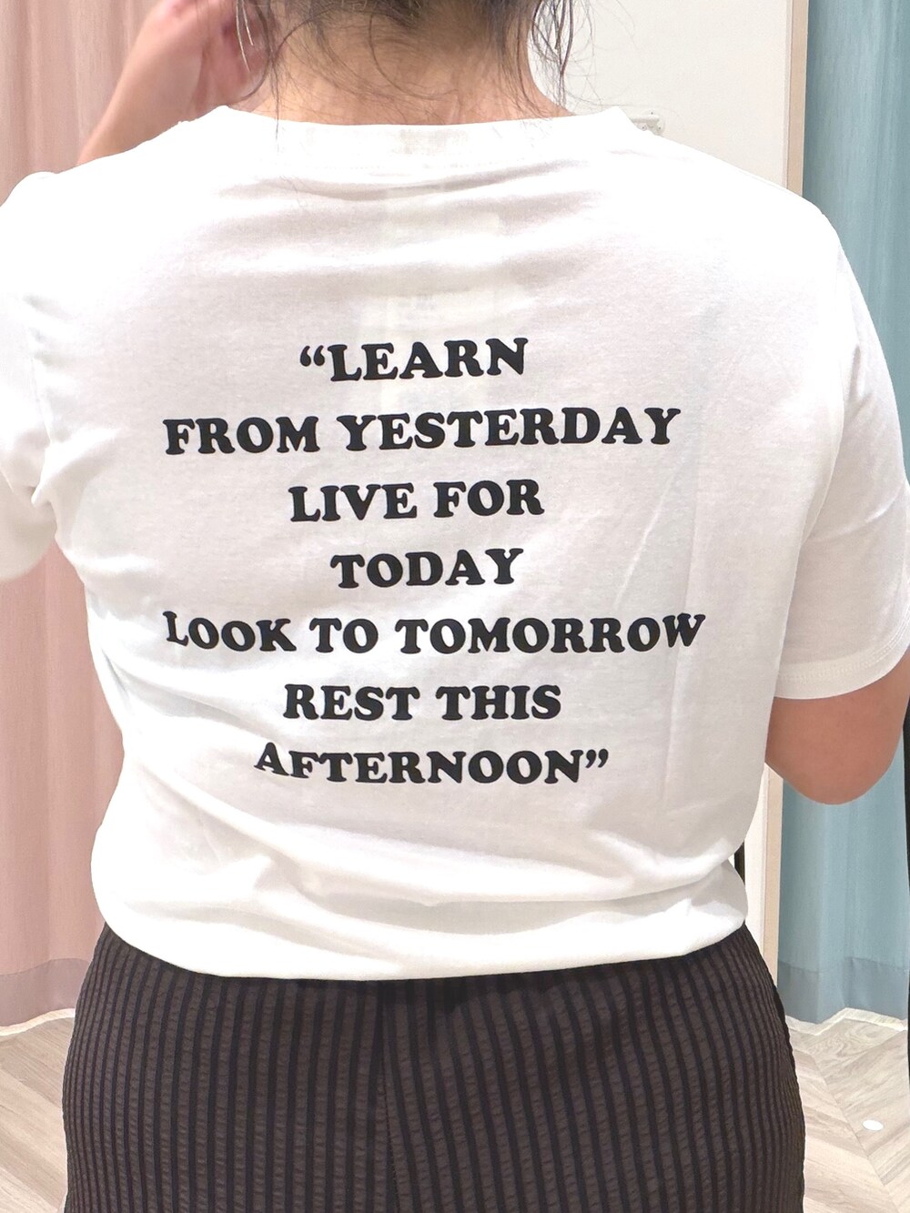 ホワイト系のTシャツ/カットソー、ブラウン系のその他パンツを着用したレディースの夏コーディネートの7枚目の写真