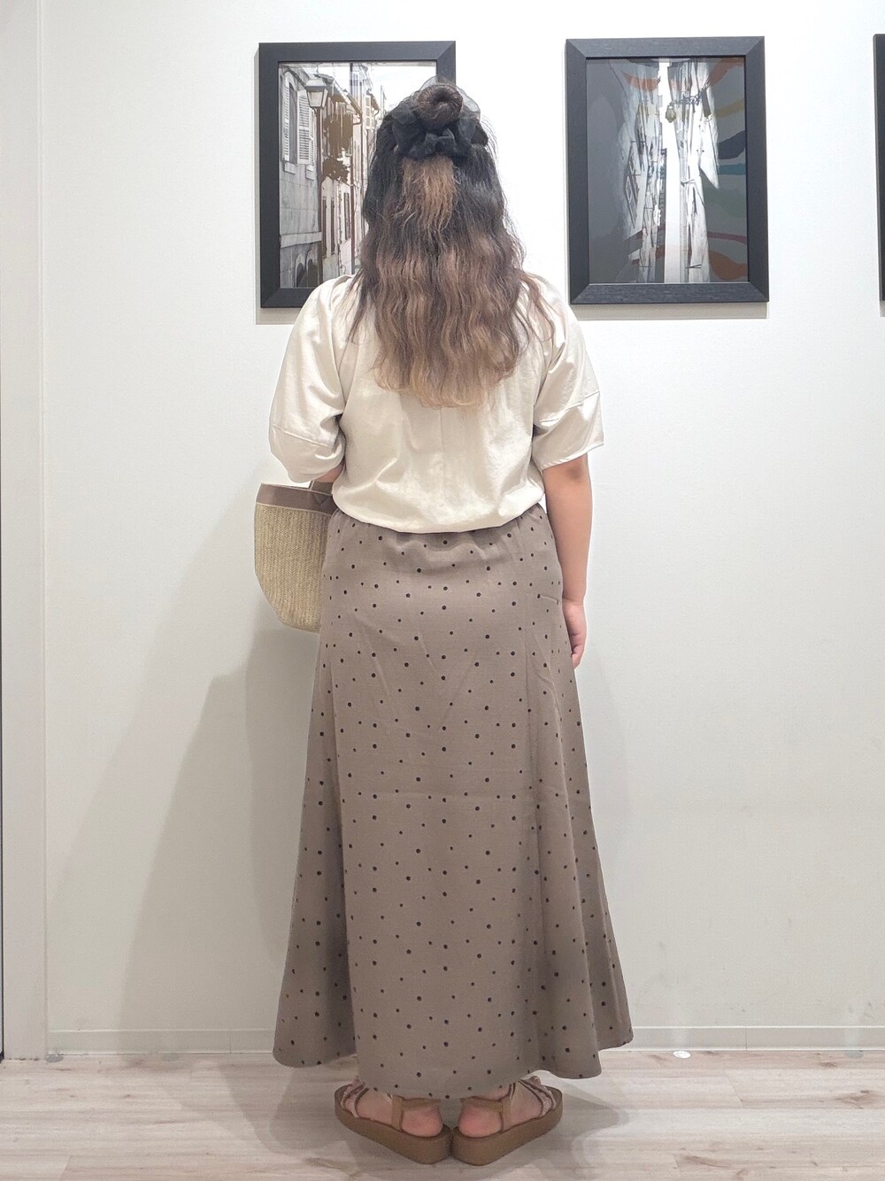 ベージュ系のシャツ/ブラウス、ブラウン系のスカート、ベージュ系のサンダルを着用したレディースの夏コーディネートの5枚目の写真