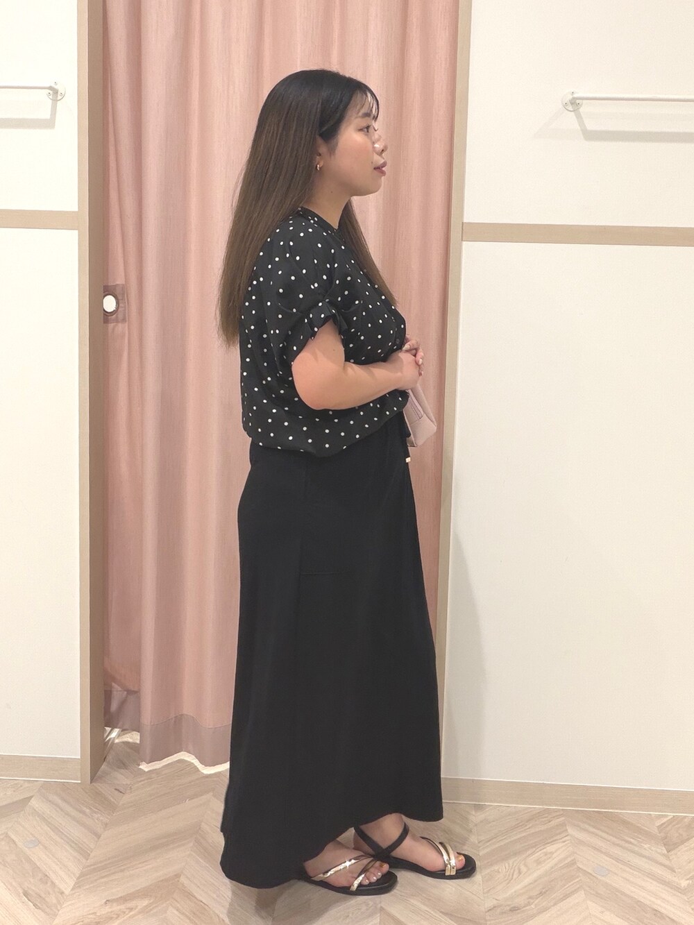 ブラック系のシャツ/ブラウス、ブラック系のスカート、ピンク系のショルダーバッグを着用したレディースの夏コーディネートの3枚目の写真