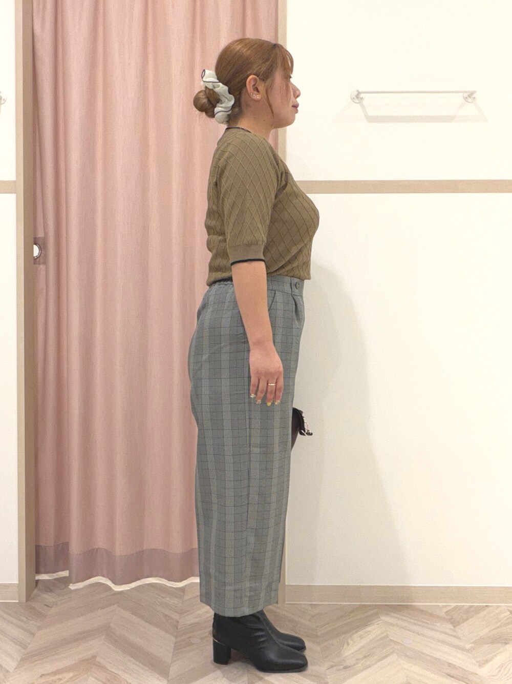 ベージュ系のニット/セーター、グレー系のその他パンツ、ブラック系のブーツを着用したレディースの秋コーディネートの5枚目の写真