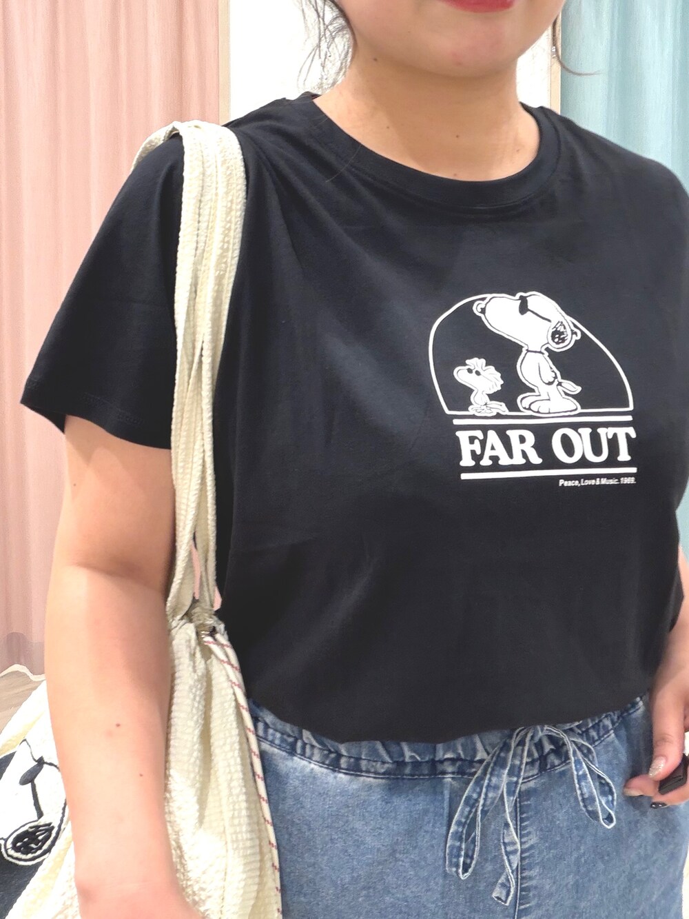 ブラック系のTシャツ/カットソー、ブルー系のデニムパンツ、ホワイト系のトートバッグを着用したレディースの夏コーディネートの7枚目の写真