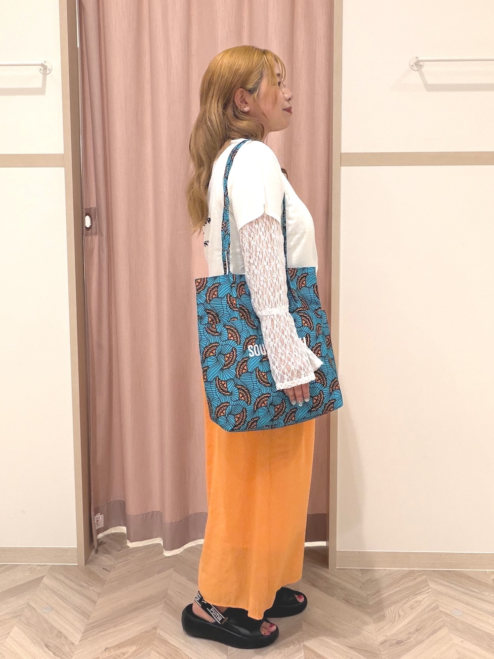 ホワイト系のTシャツ/カットソー、ホワイト系のTシャツ/カットソー、オレンジ系のその他パンツを着用したレディースの夏コーディネートの3枚目の写真