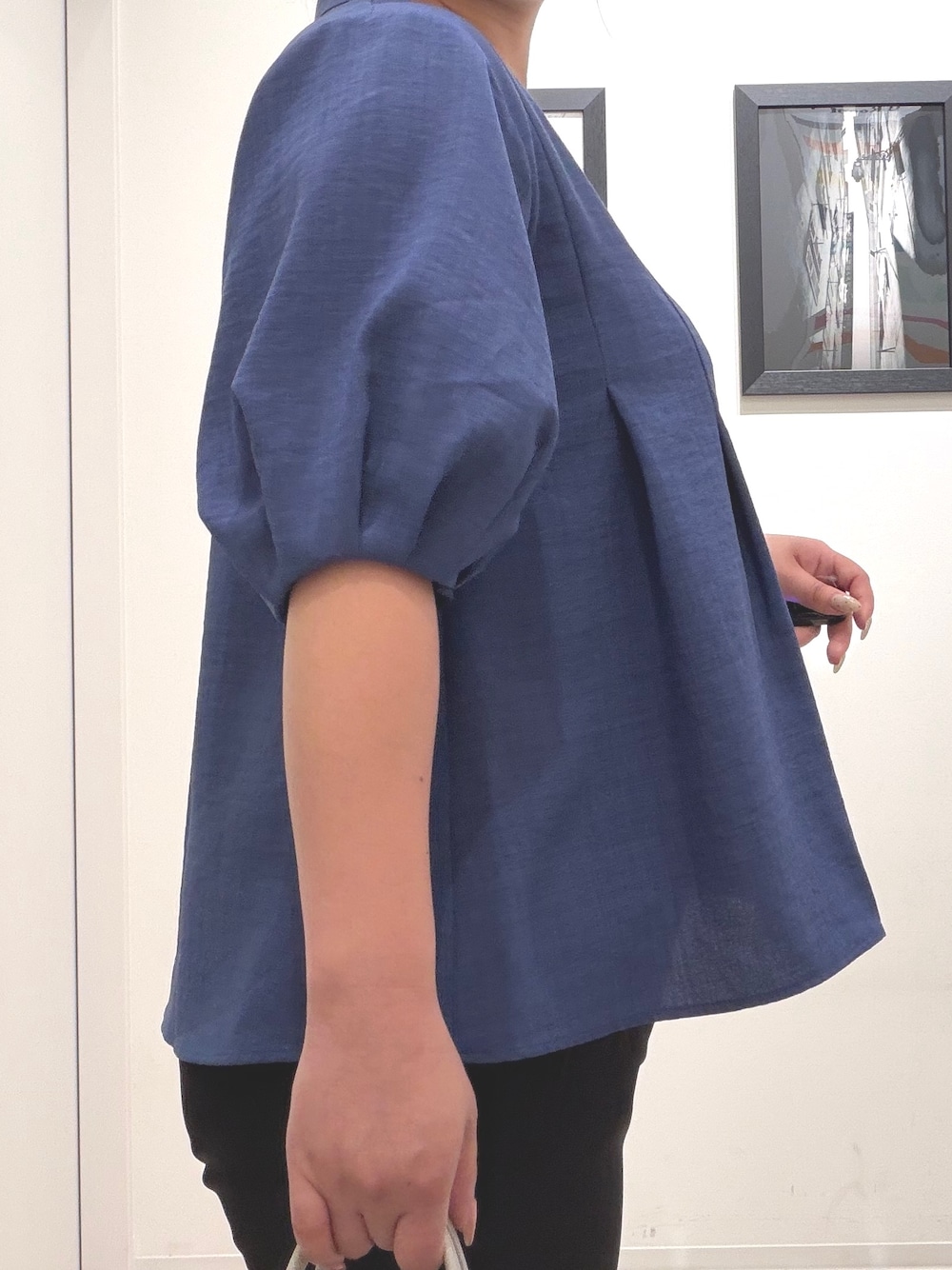 ブルー系のシャツ/ブラウス、ブラック系のその他パンツ、グレー系のトートバッグを着用したレディースの夏コーディネートの6枚目の写真