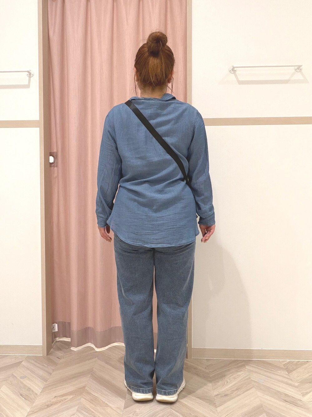 ゴールド系のタンクトップ、ブルー系のシャツ/ブラウス、ブルー系のデニムパンツを着用したレディースの夏コーディネートの6枚目の写真