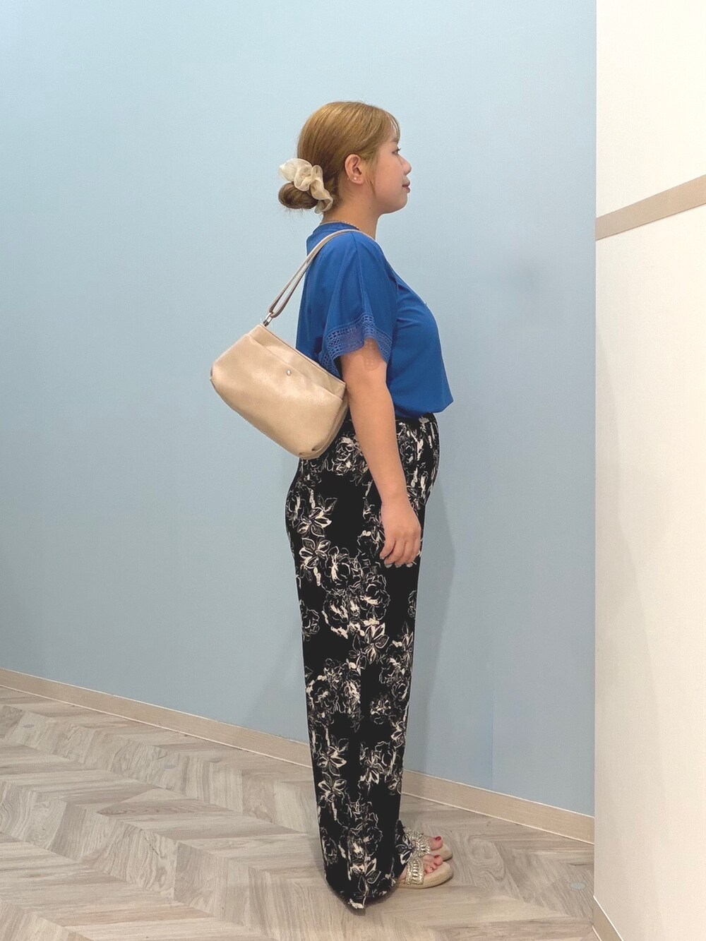 ブルー系のTシャツ/カットソー、ブラック系のその他パンツ、ゴールド系のサンダルを着用したレディースの夏コーディネートの3枚目の写真
