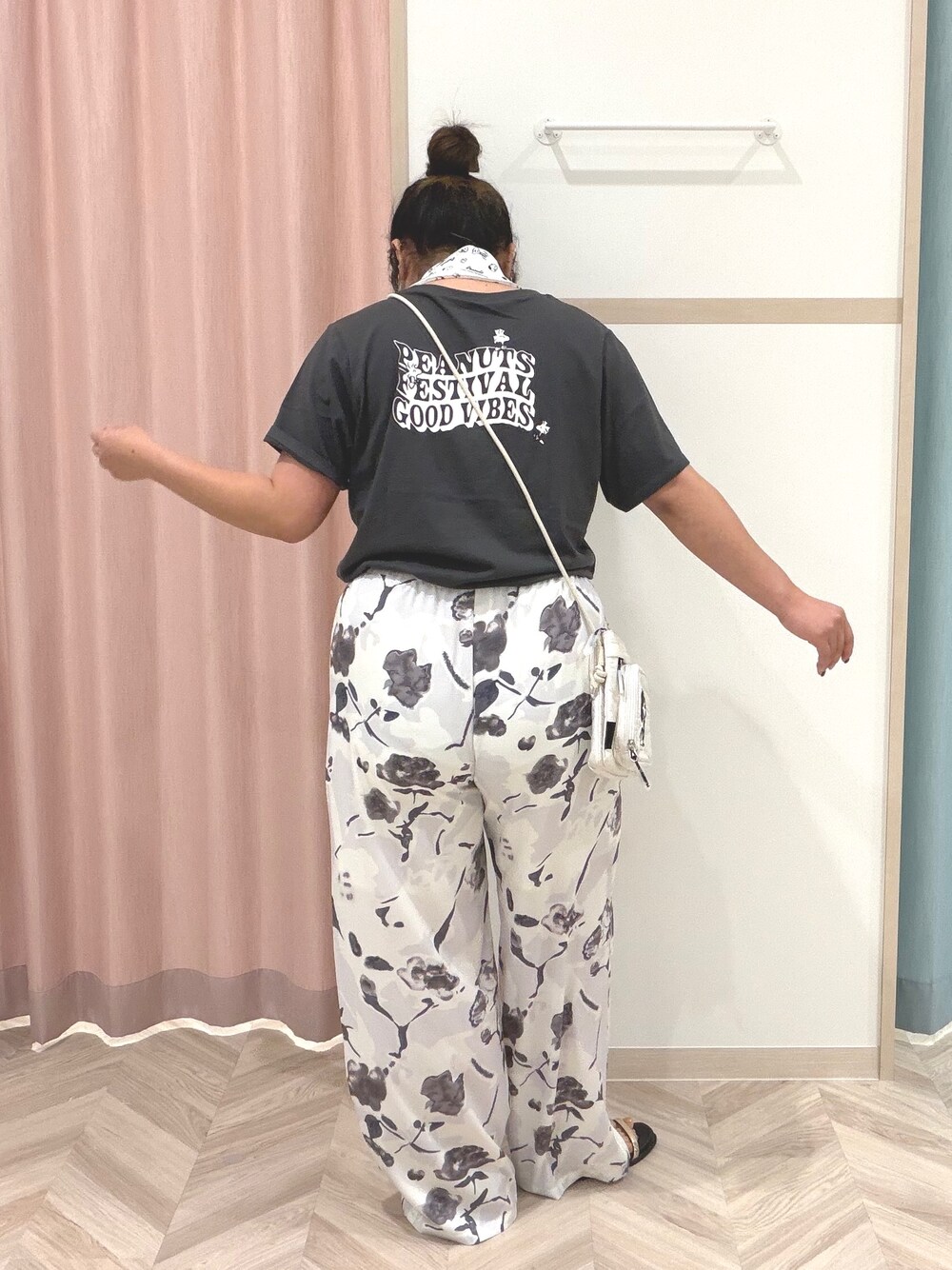 グレー系のTシャツ/カットソー、ホワイト系のその他パンツ、ホワイト系のバンダナ/スカーフを着用したレディースの夏コーディネートの5枚目の写真
