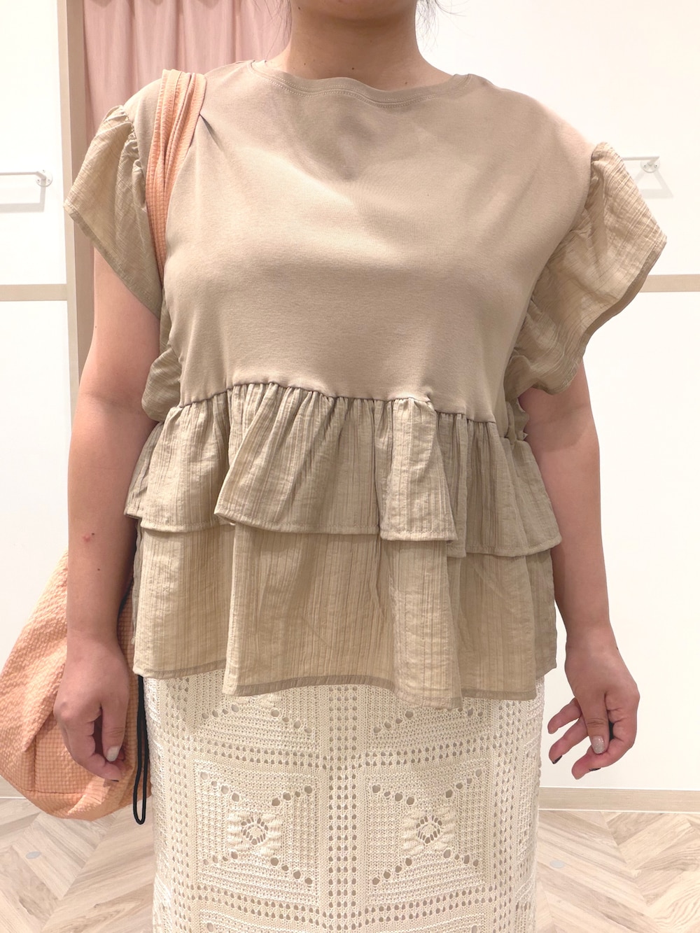 イエロー系のTシャツ/カットソー、ホワイト系のスカート、ブラック系のサンダルを着用したレディースの夏コーディネートの5枚目の写真