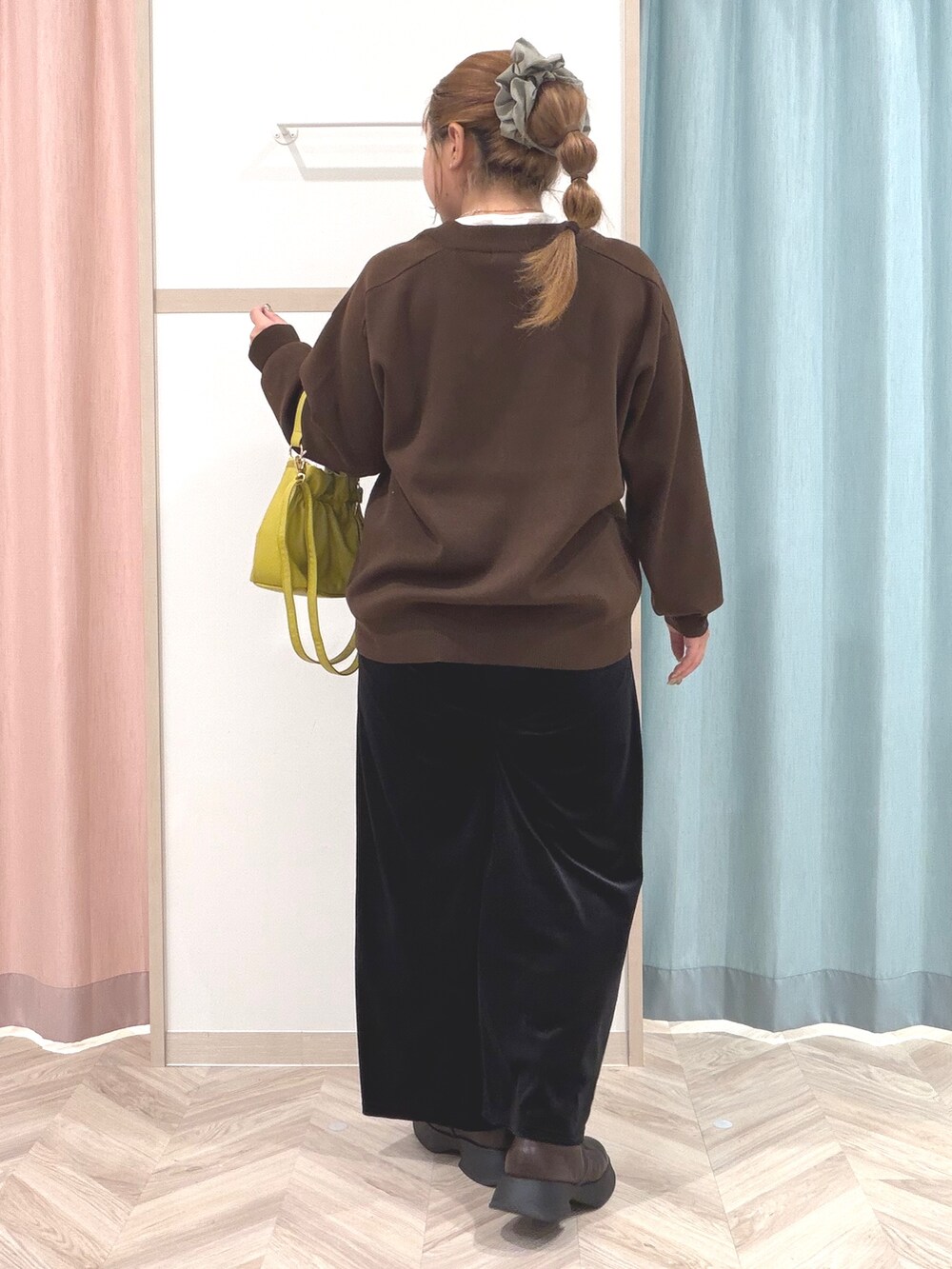 ホワイト系のTシャツ/カットソー、ブラウン系のカーディガン/ボレロ、ブラック系のその他パンツを着用したレディースの秋コーディネートの5枚目の写真