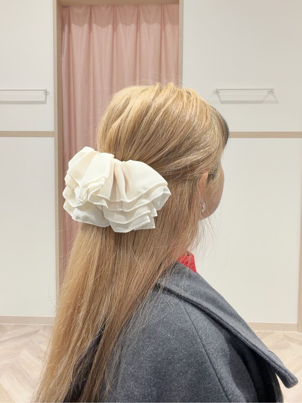 グレー系のその他アウター、オレンジ系のニット/セーター、グレー系のその他パンツを着用したレディースの冬コーディネートの10枚目の写真