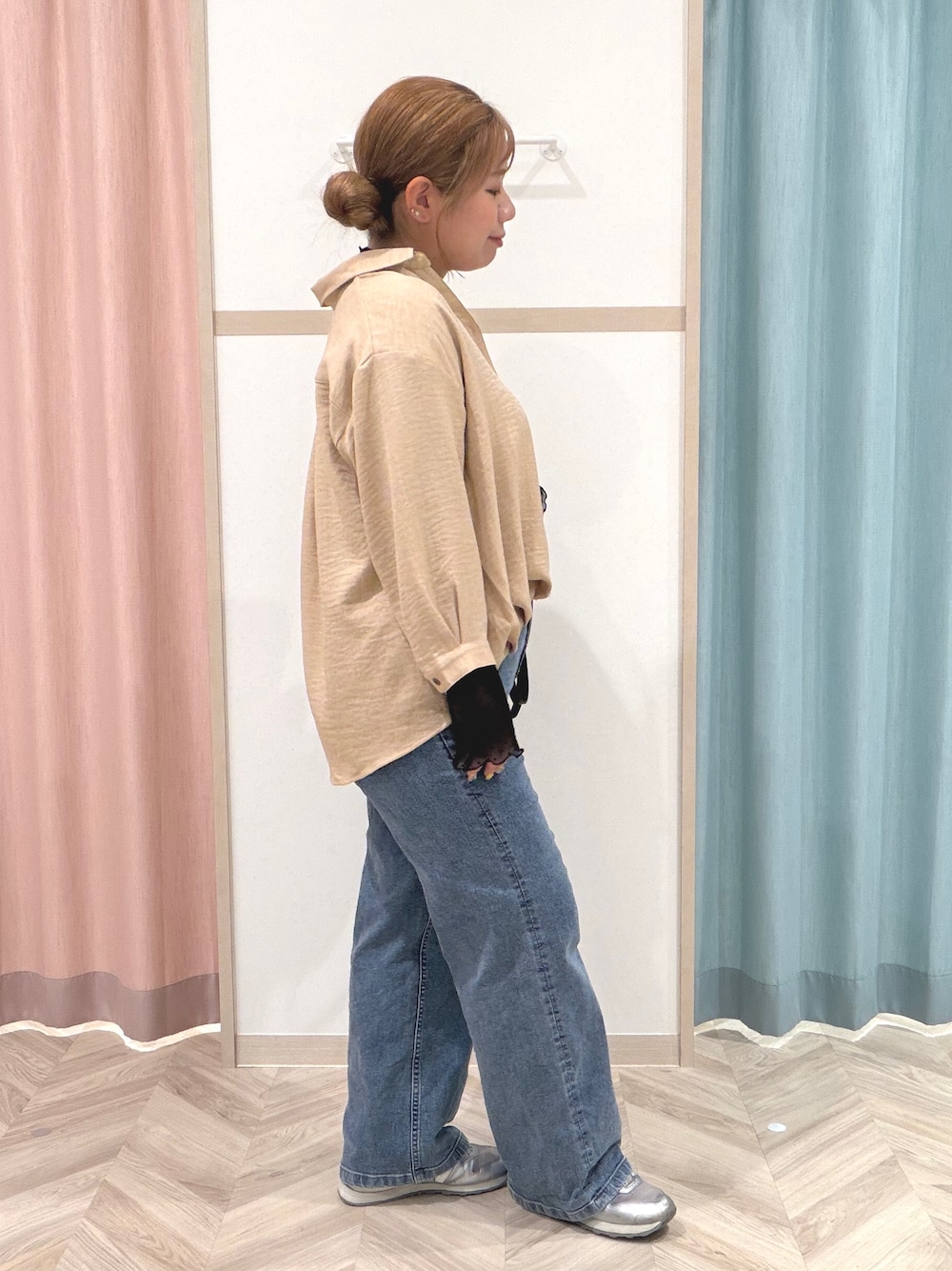 ブラック系のTシャツ/カットソー、ベージュ系のシャツ/ブラウス、ブルー系のデニムパンツを着用したレディースの秋コーディネートの3枚目の写真