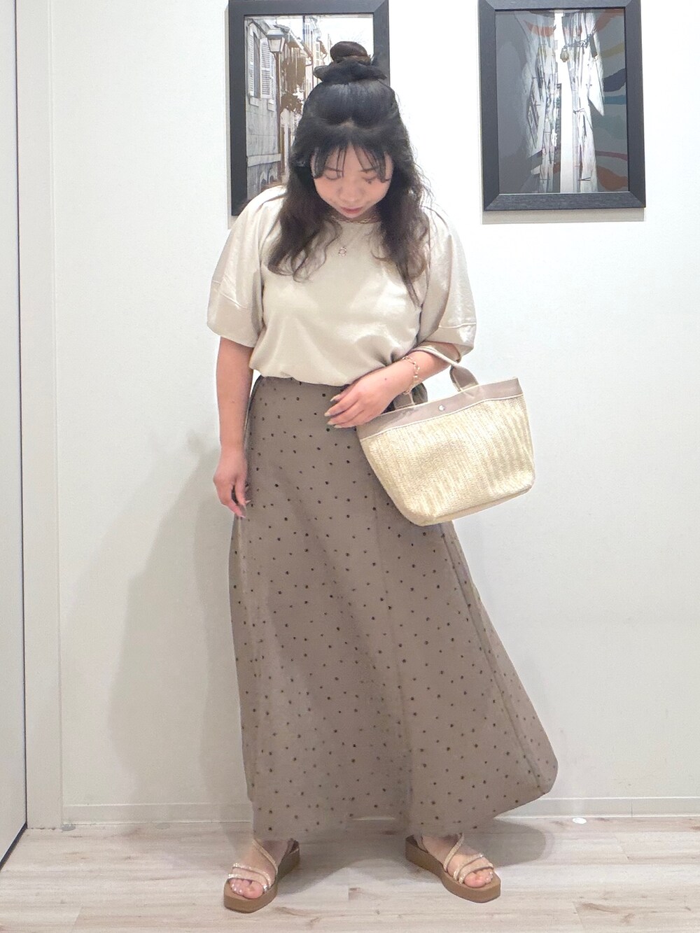 ベージュ系のシャツ/ブラウス、ブラウン系のスカート、ベージュ系のサンダルを着用したレディースの夏コーディネートの3枚目の写真