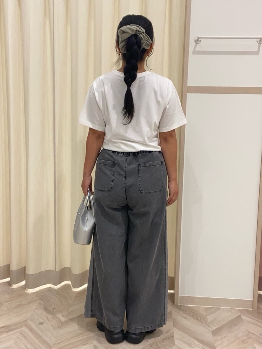 ホワイト系のTシャツ/カットソー、ブラック系のデニムパンツ、ブラック系のスニーカーを着用したレディースの秋コーディネートの3枚目の写真