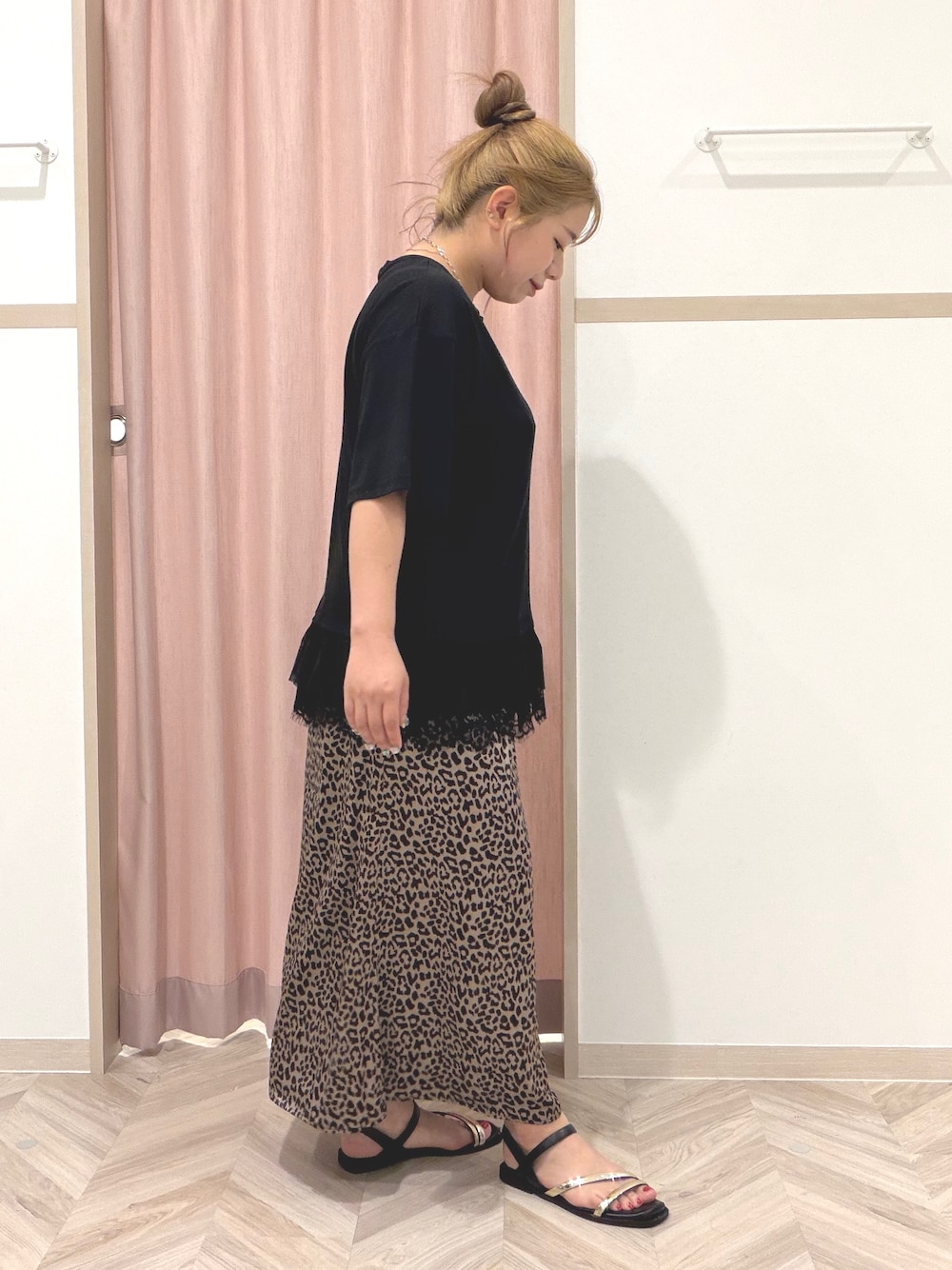ブラック系のTシャツ/カットソー、ブラウン系のスカートを着用したレディースの夏コーディネートの3枚目の写真