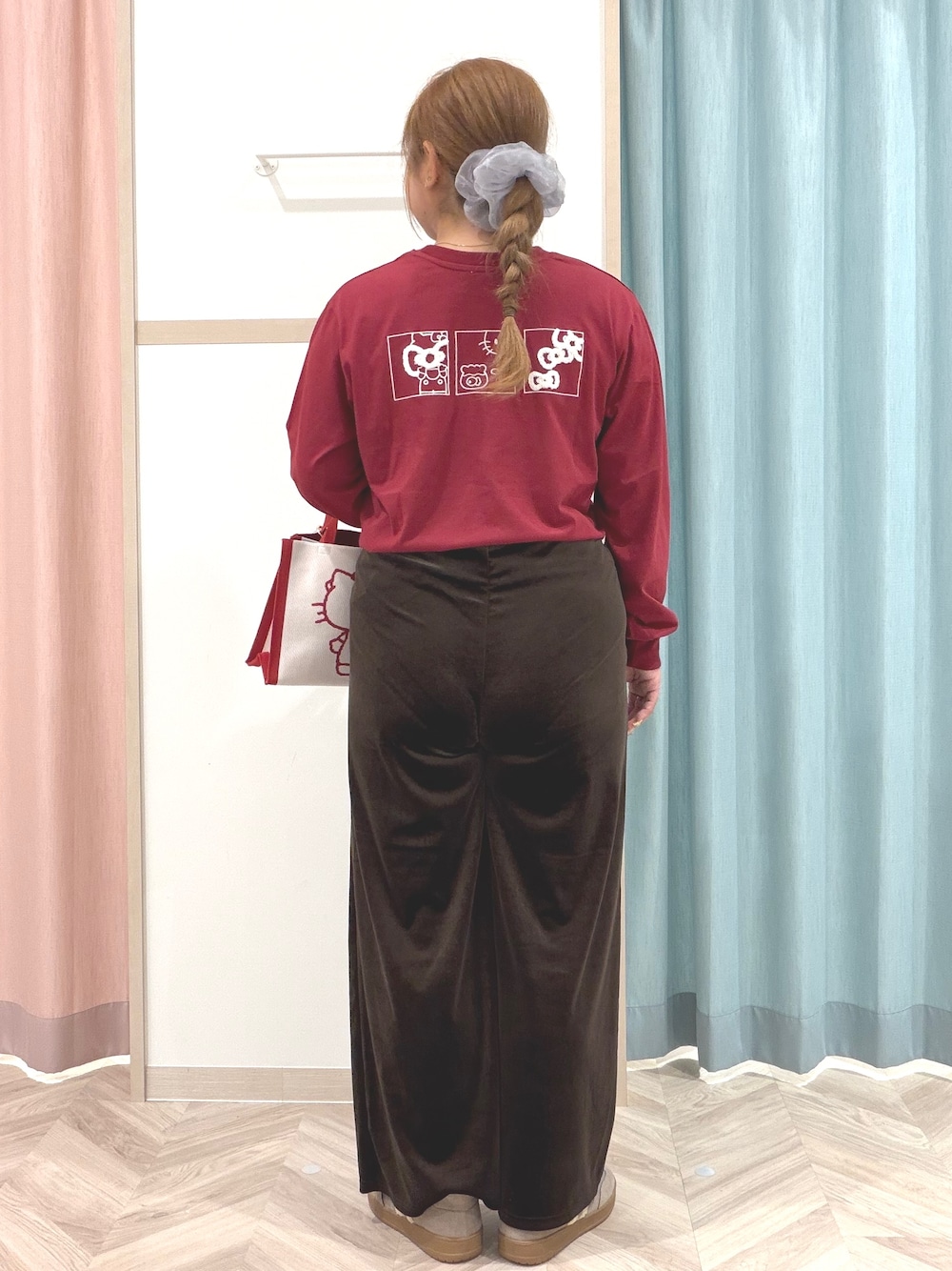 レッド系のTシャツ/カットソー、ブラウン系のその他パンツ、ベージュ系のスニーカーを着用したレディースの秋コーディネートの6枚目の写真