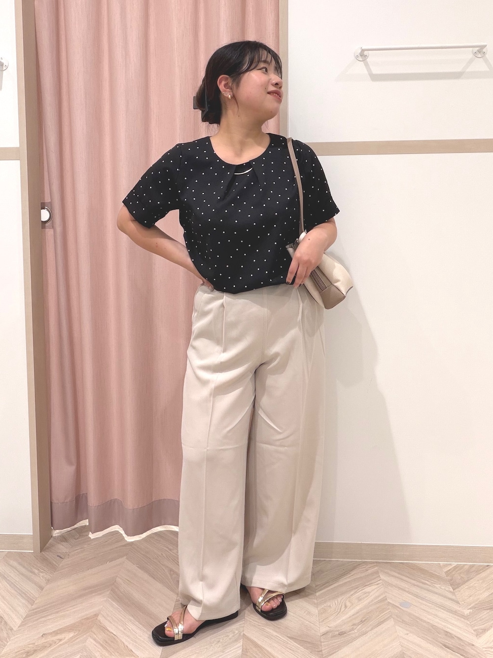 ブラック系のシャツ/ブラウス、ベージュ系のその他パンツ、ベージュ系のショルダーバッグを着用したレディースの夏コーディネートの2枚目の写真