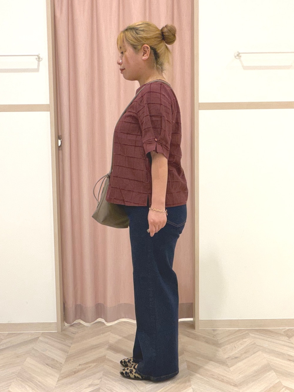 レッド系のシャツ/ブラウス、ブルー系のデニムパンツ、ブラウン系のパンプスを着用したレディースの夏コーディネートの4枚目の写真