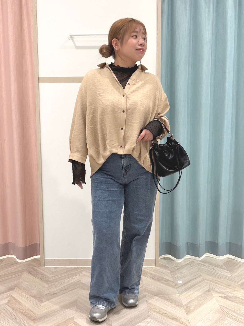 ブラック系のTシャツ/カットソー、ベージュ系のシャツ/ブラウス、ブルー系のデニムパンツを着用したレディースの秋コーディネートの2枚目の写真