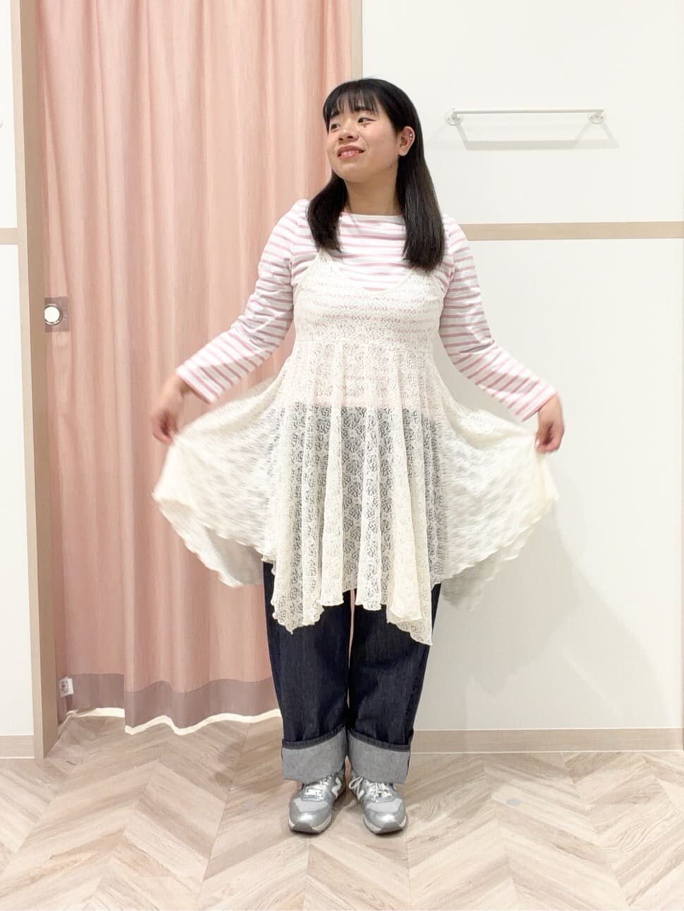 ブルー系のデニムジャケット、ピンク系のTシャツ/カットソー、ホワイト系のチュニックを着用したレディースの冬コーディネートの6枚目の写真