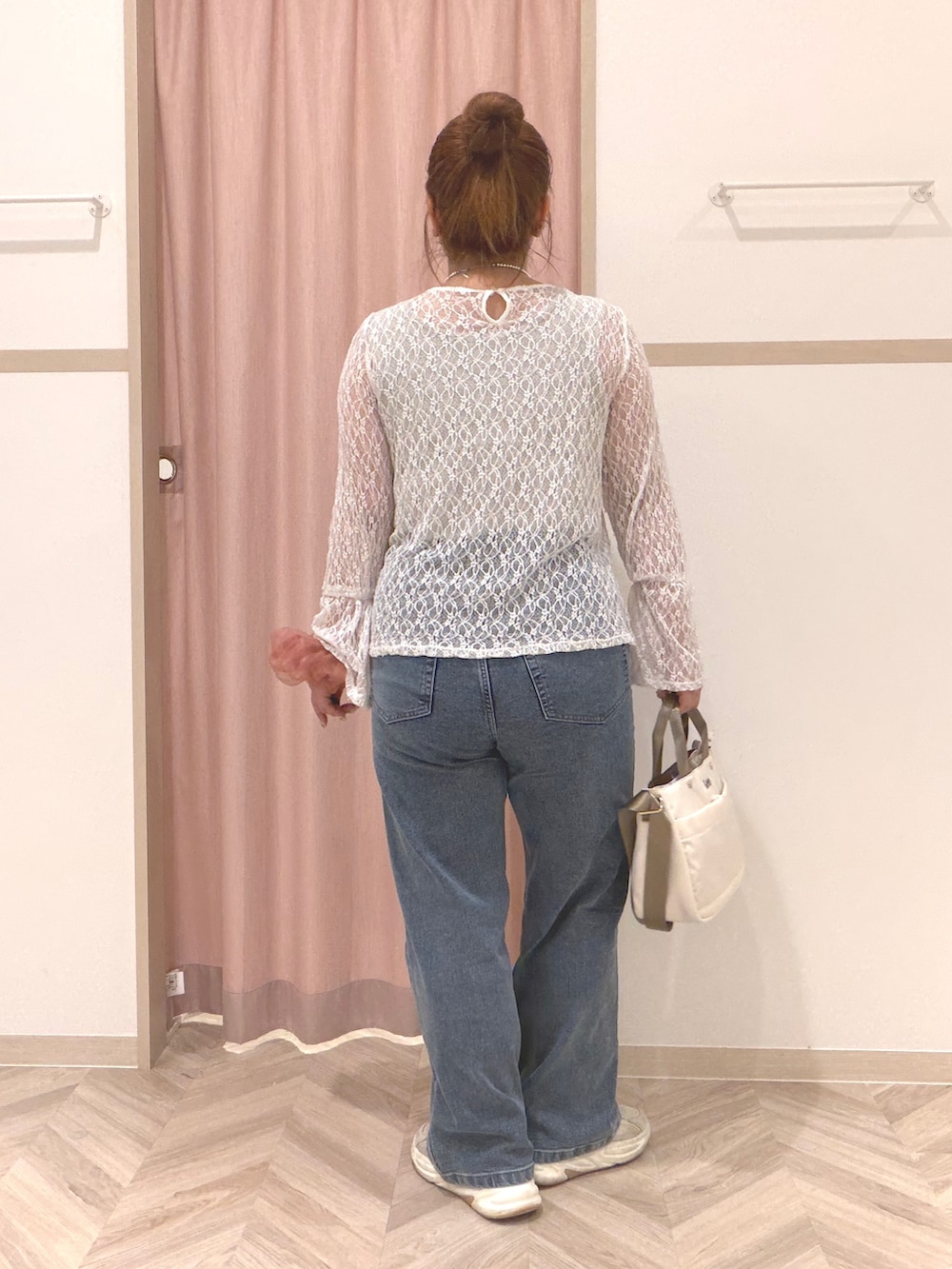 ホワイト系のTシャツ/カットソー、ブルー系のデニムパンツ、ホワイト系のトートバッグを着用したレディースの夏コーディネートの5枚目の写真