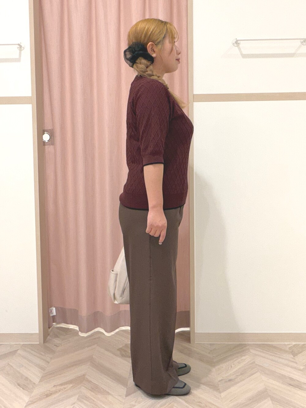 レッド系のニット/セーター、ブラウン系のその他パンツ、ブラック系のその他シューズを着用したレディースの夏コーディネートの3枚目の写真