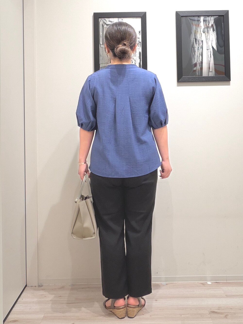 ブルー系のシャツ/ブラウス、ブラック系のその他パンツ、グレー系のトートバッグを着用したレディースの夏コーディネートの5枚目の写真