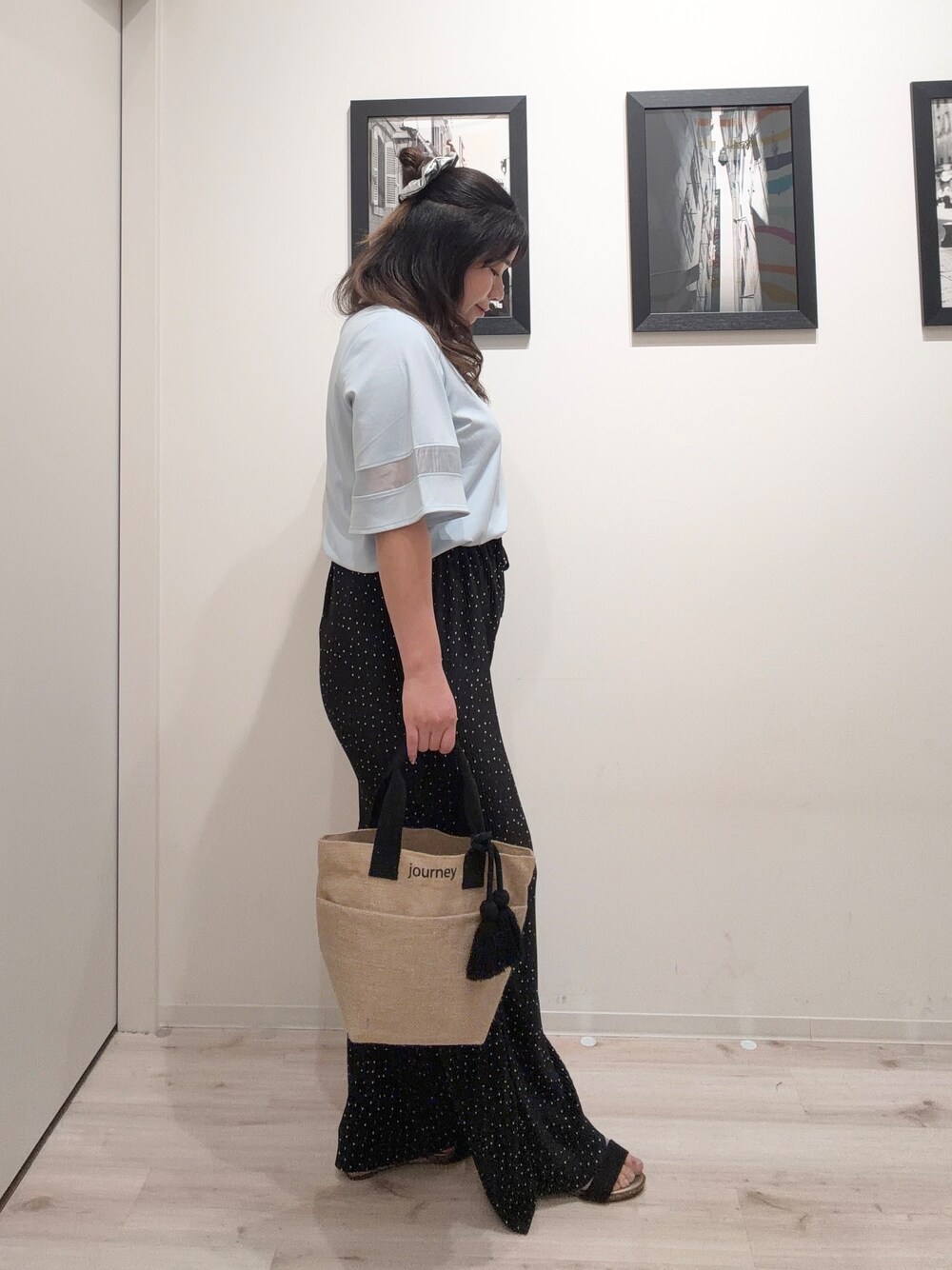 ブラック系のその他パンツ、ブラック系のサンダル、ブラック系のトートバッグを着用したレディースの春コーディネートの4枚目の写真