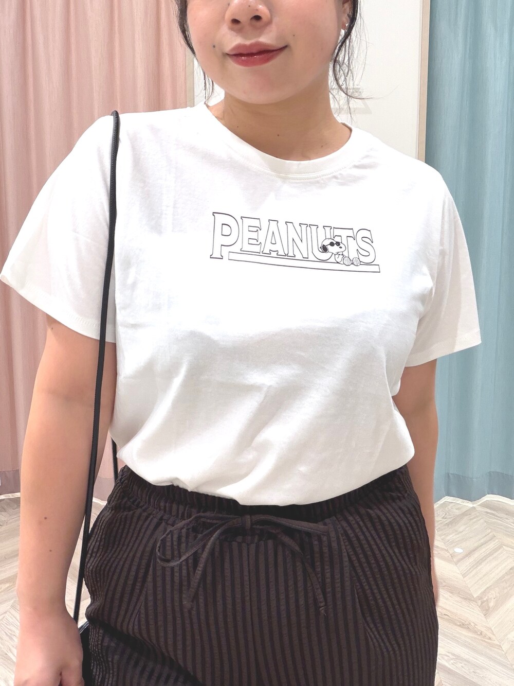 ホワイト系のTシャツ/カットソー、ブラウン系のその他パンツを着用したレディースの夏コーディネートの5枚目の写真