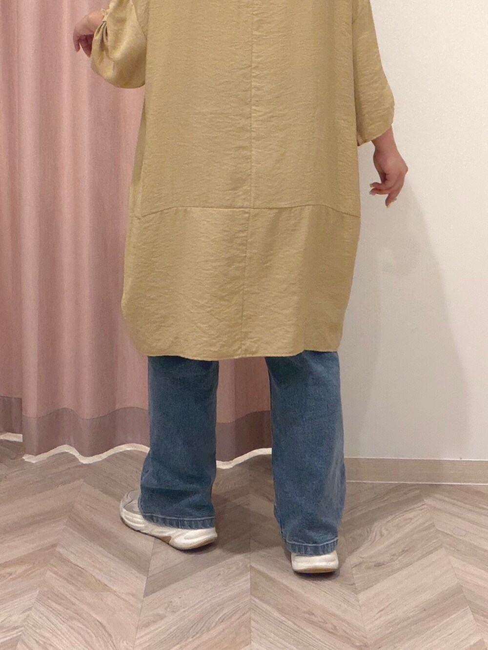 イエロー系のワンピース、ブルー系のデニムパンツ、ベージュ系のショルダーバッグを着用したレディースの夏コーディネートの10枚目の写真