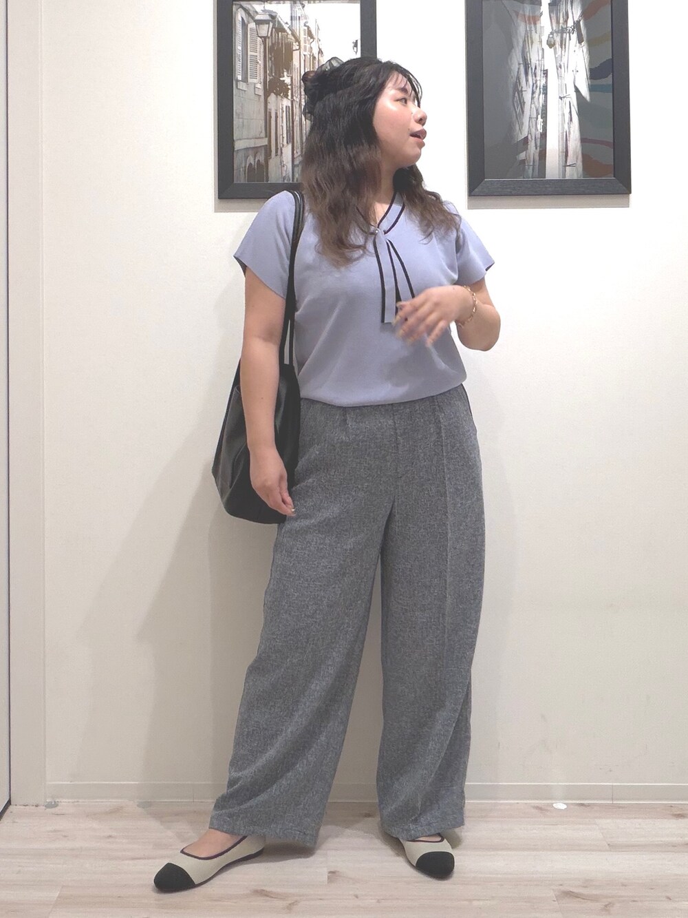 ブルー系のニット/セーター、ブルー系のその他パンツ、ベージュ系のパンプスを着用したレディースの夏コーディネートの2枚目の写真