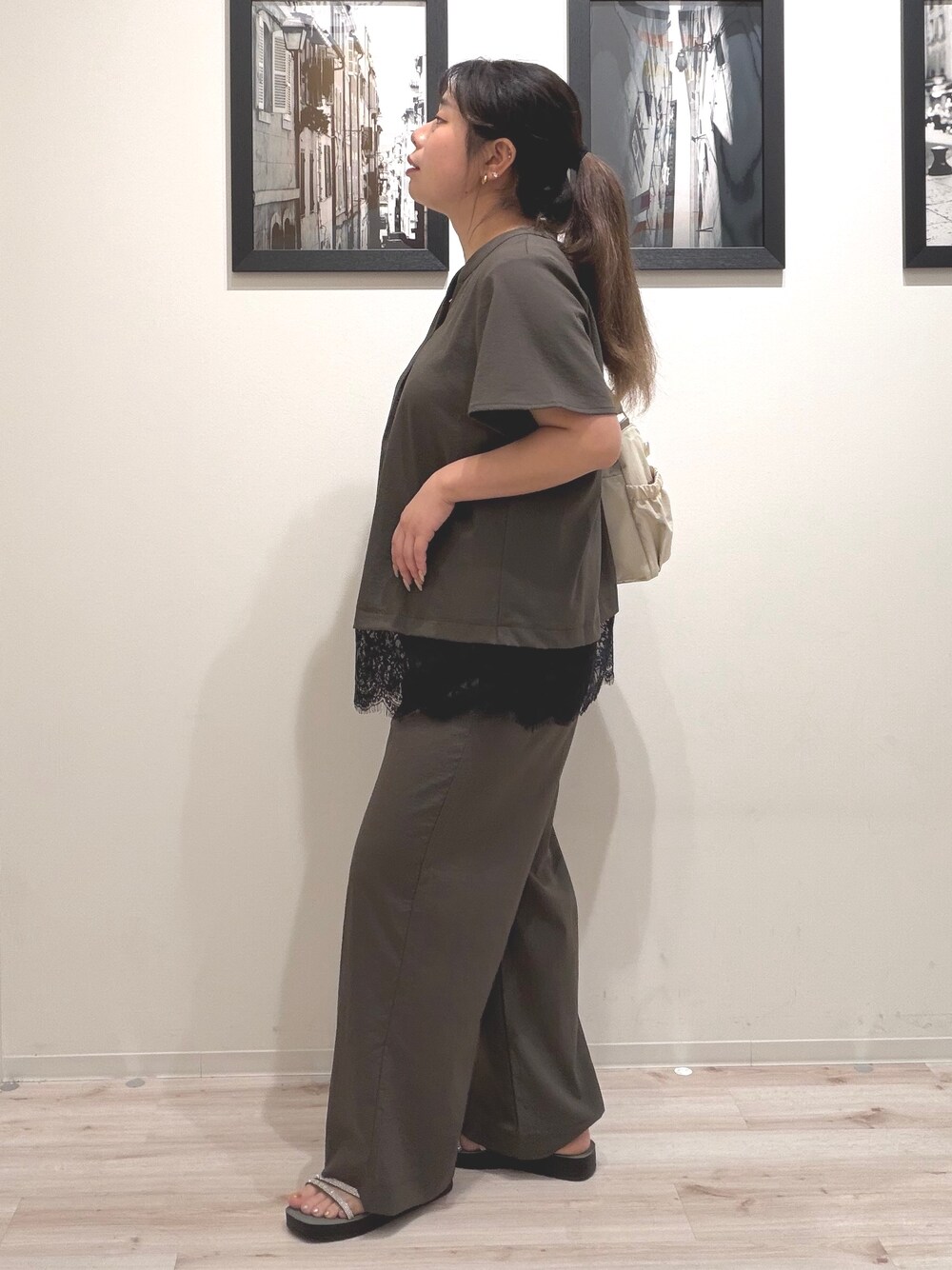 ブラウン系のシャツ/ブラウス、ブラウン系のその他パンツ、グレー系のサンダルを着用したレディースの夏コーディネートの3枚目の写真