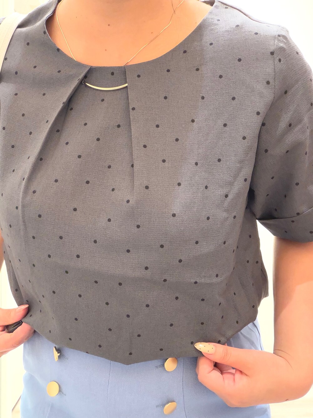 グレー系のシャツ/ブラウス、ブルー系のその他パンツ、ホワイト系のショルダーバッグを着用したレディースの夏コーディネートの5枚目の写真