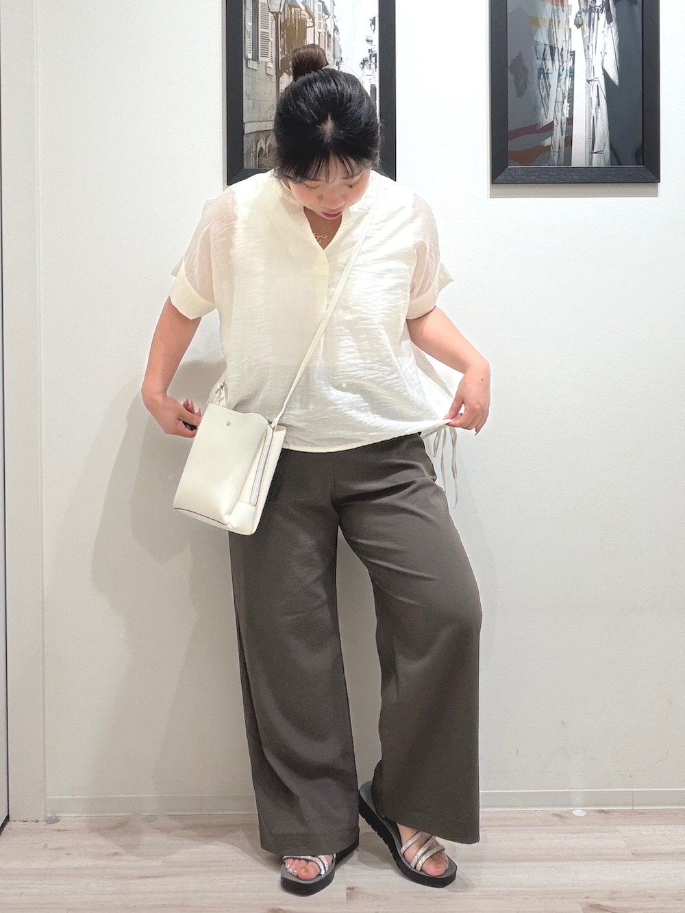 ホワイト系のタンクトップ、ホワイト系のシャツ/ブラウス、ブラウン系のその他パンツを着用したレディースの夏コーディネートの3枚目の写真