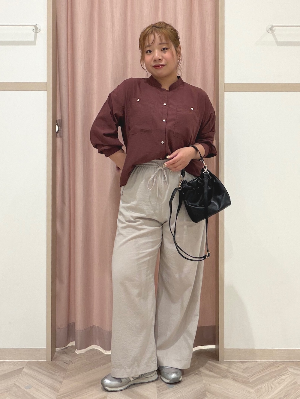 レッド系のシャツ/ブラウス、ベージュ系のその他パンツ、ブラック系のショルダーバッグを着用したレディースの秋コーディネートの3枚目の写真