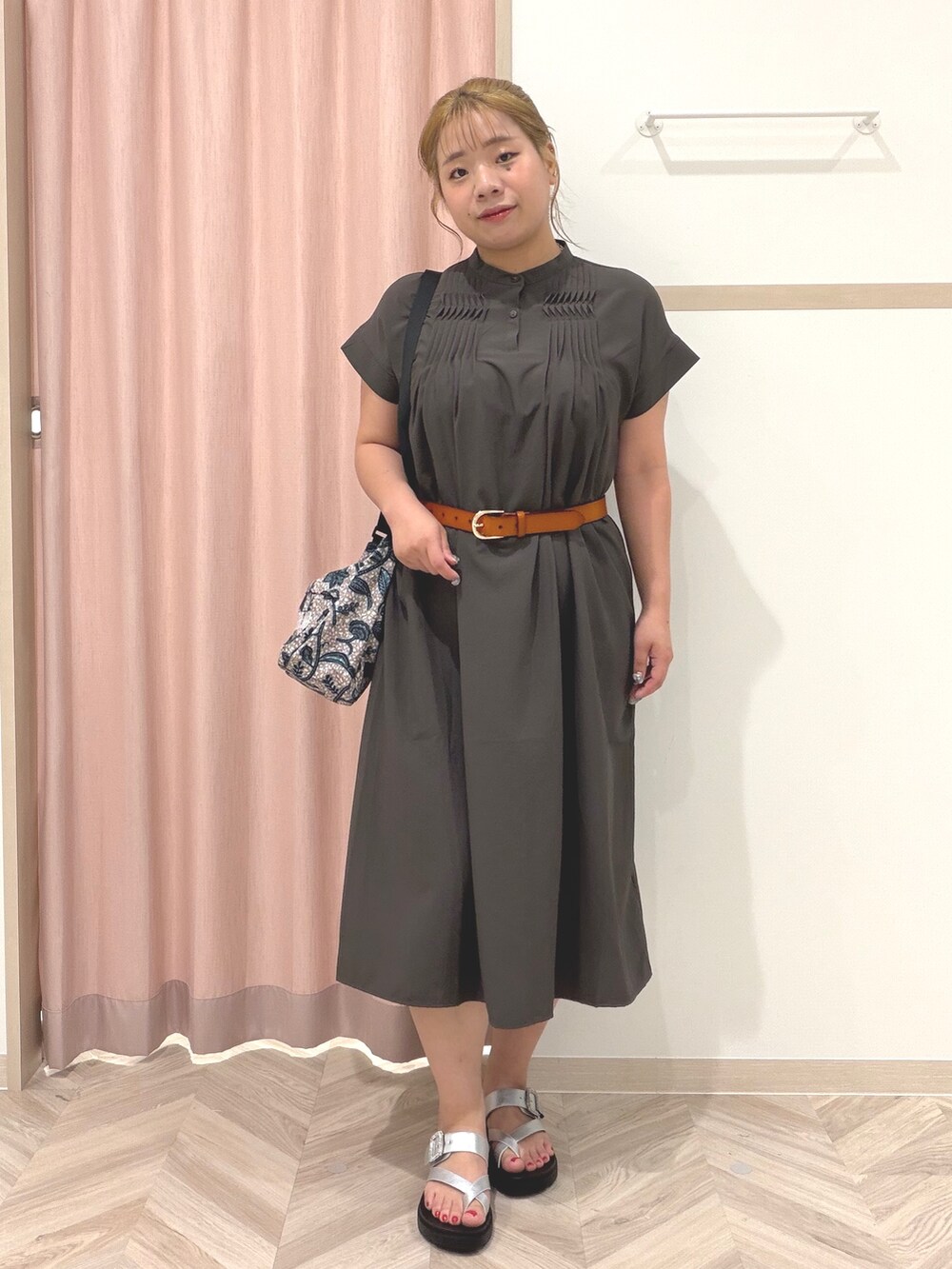 ブラウン系のワンピース、シルバー系のサンダル、ベージュ系のショルダーバッグを着用したレディースの夏コーディネートの2枚目の写真