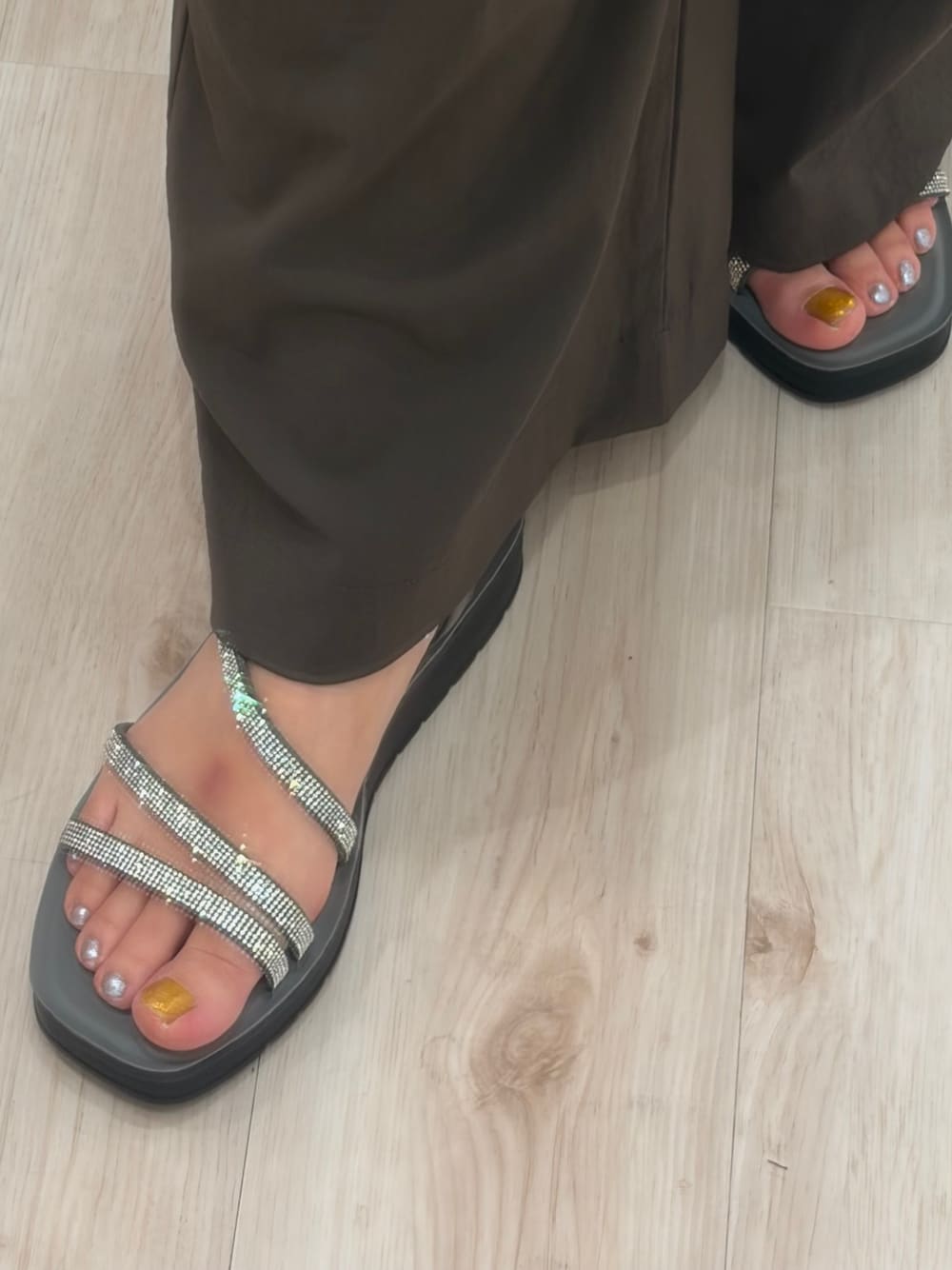 ブラウン系のシャツ/ブラウス、ブラウン系のその他パンツ、グレー系のサンダルを着用したレディースの夏コーディネートの8枚目の写真