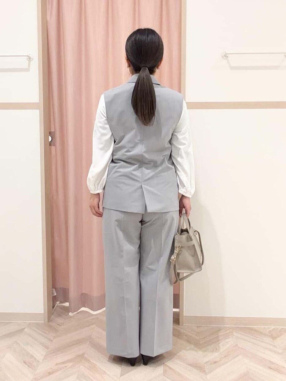 グレー系のベスト、ホワイト系のシャツ/ブラウス、グレー系のその他パンツを着用したレディースの冬コーディネートの5枚目の写真